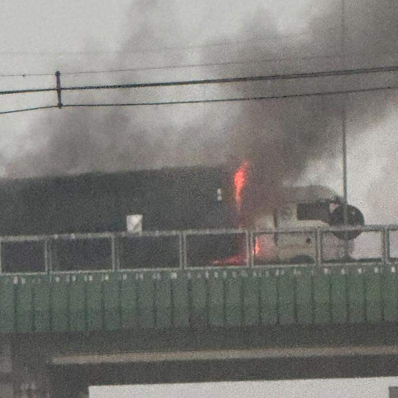 Incêndio foi no km 60 da Via Anchieta, em Cubatão, e causou lentidão