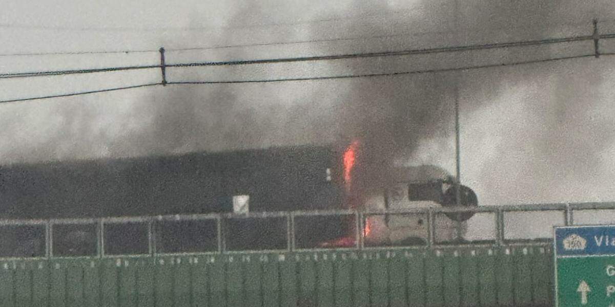 Incêndio foi no km 60 da Via Anchieta, em Cubatão, e causou lentidão