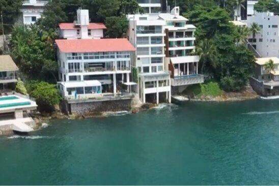 A mansão de Gugu em Guarujá fica na Praia da Enseada