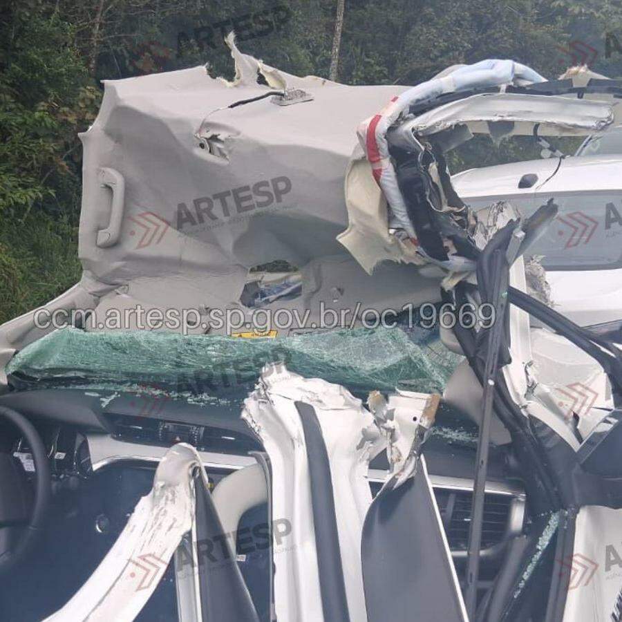 Veículos da parte superior da carreta ficaram destruídos na Rodovia Anchieta; eles atingiram estrutura de proteção do pedágio free flow