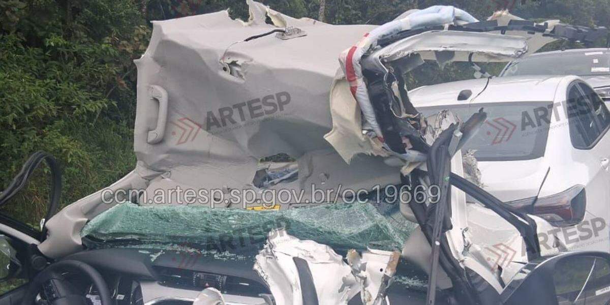 Veículos da parte superior da carreta ficaram destruídos na Rodovia Anchieta; eles atingiram estrutura de proteção do pedágio free flow