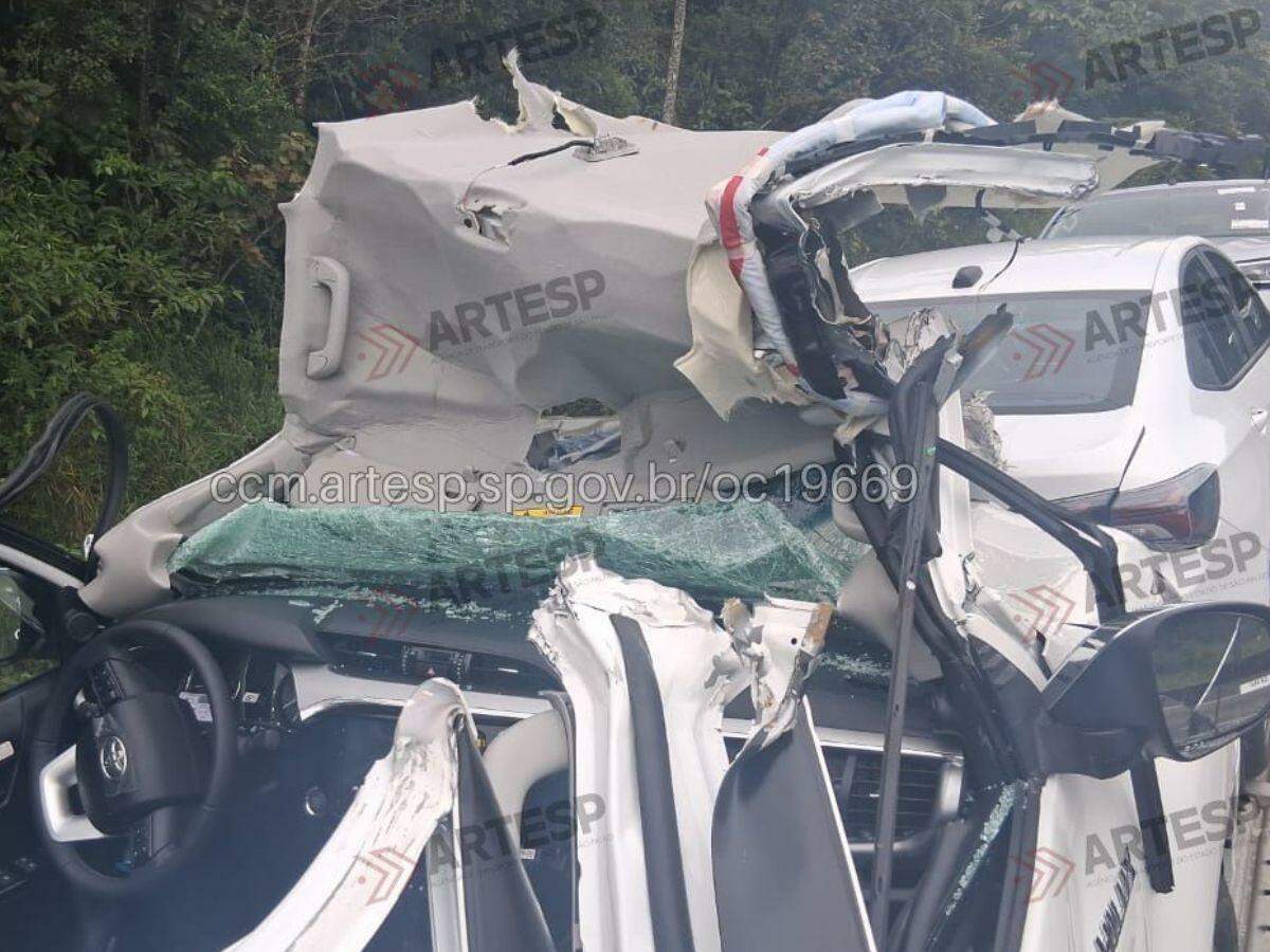 Veículos da parte superior da carreta ficaram destruídos na Rodovia Anchieta; eles atingiram estrutura de proteção do pedágio free flow