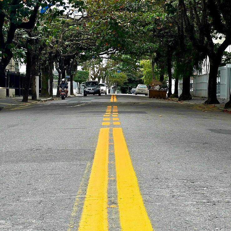 A Estrada Alexandre Migues Rodrigues, no Tombo, recebeu pinturas de faixas duplas contínuas em Guarujá
