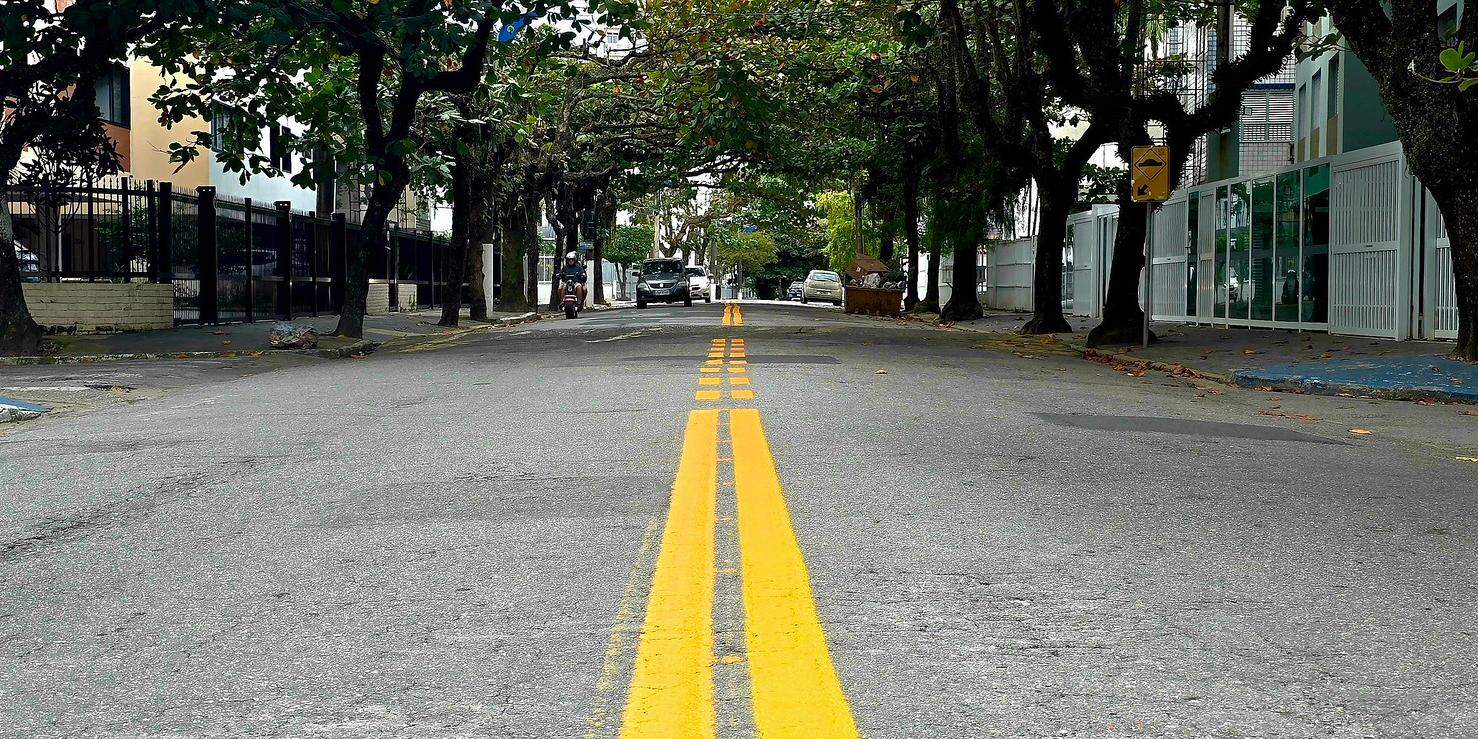 A Estrada Alexandre Migues Rodrigues, no Tombo, recebeu pinturas de faixas duplas contínuas em Guarujá