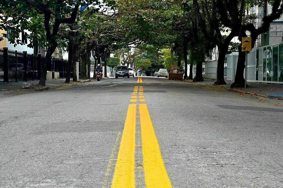 A Estrada Alexandre Migues Rodrigues, no Tombo, recebeu pinturas de faixas duplas contínuas em Guarujá