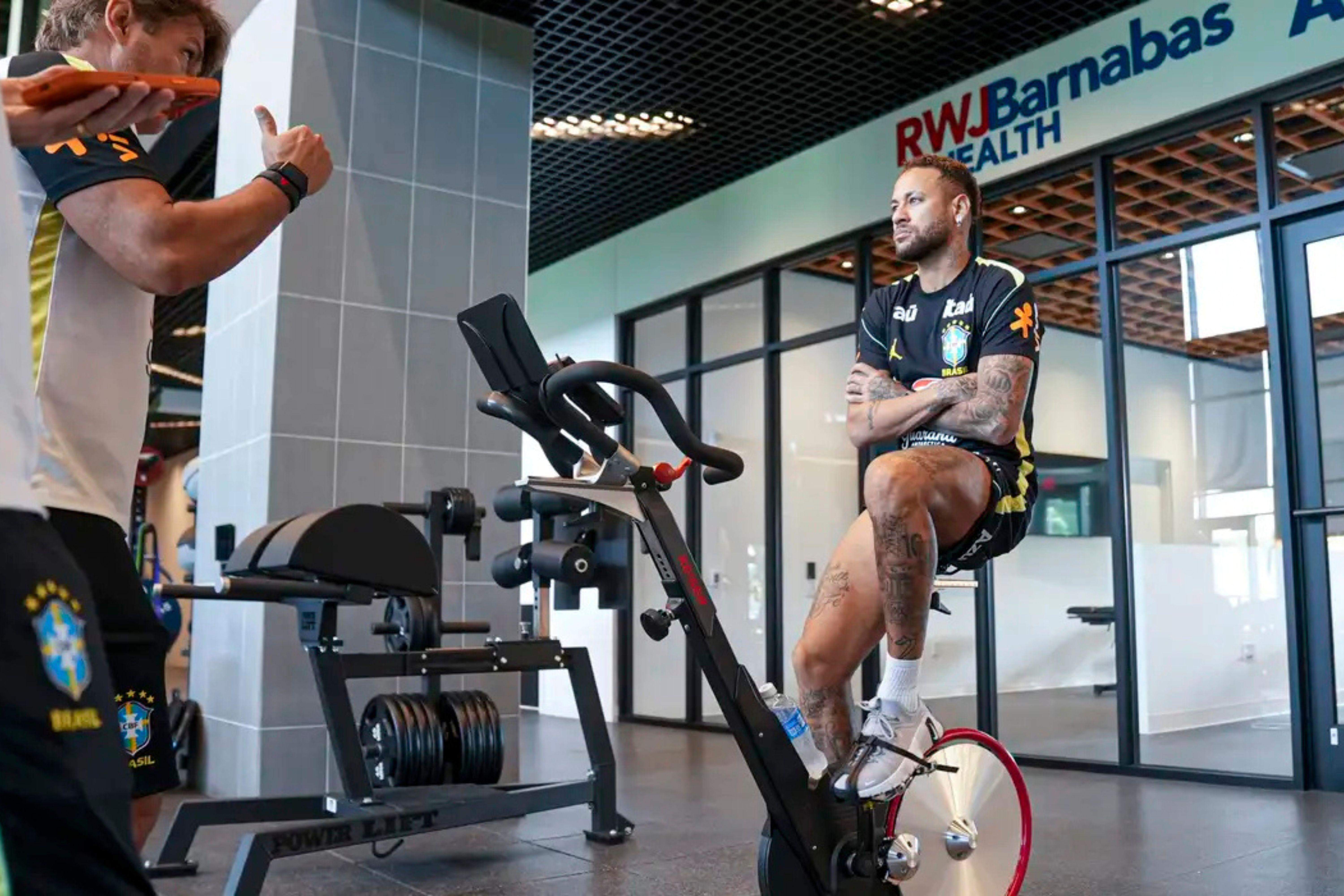 Neymar faz novo exame e segue sem treinar na seleção brasileira