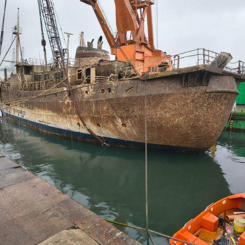 The vessel had been partially submerged since March 13, when it listed (capsized) in front of Parque Valongo, at the Port of Santos