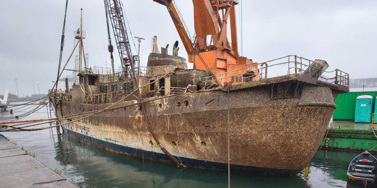 The vessel had been partially submerged since March 13, when it listed (capsized) in front of Parque Valongo, at the Port of Santos
