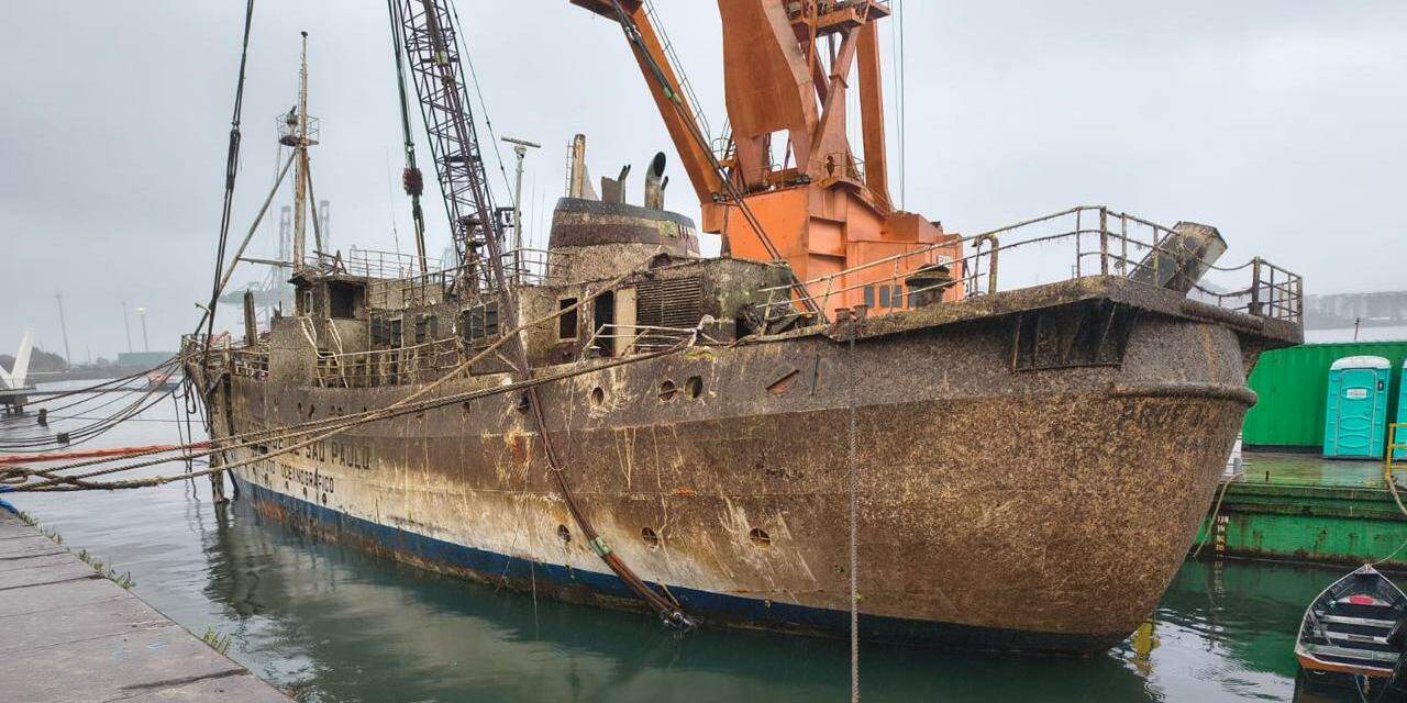 The vessel had been partially submerged since March 13, when it listed (capsized) in front of Parque Valongo, at the Port of Santos