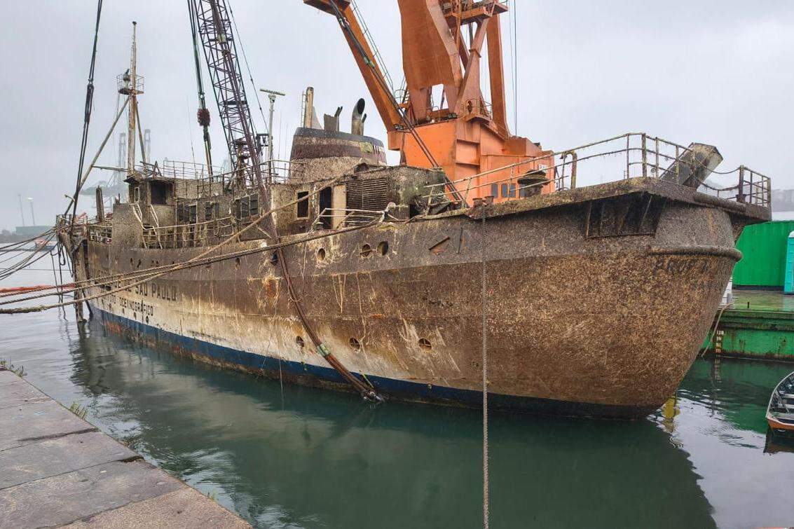 The vessel had been partially submerged since March 13, when it listed (capsized) in front of Parque Valongo, at the Port of Santos