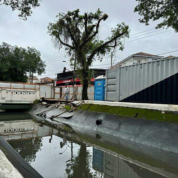 Está em andamento a recuperação de um trecho de 10 metros do talude e da mureta do Canal 4, em Santos