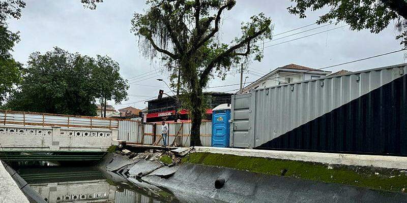 Está em andamento a recuperação de um trecho de 10 metros do talude e da mureta do Canal 4, em Santos