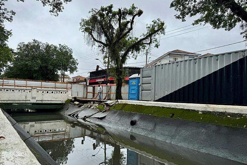Está em andamento a recuperação de um trecho de 10 metros do talude e da mureta do Canal 4, em Santos
