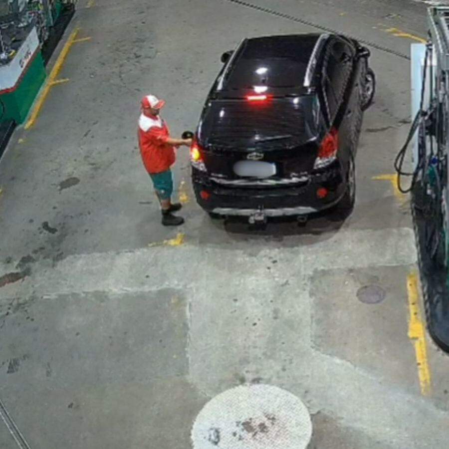 Câmeras de monitoramento capturaram o momento em que o motorista foge sem pagar