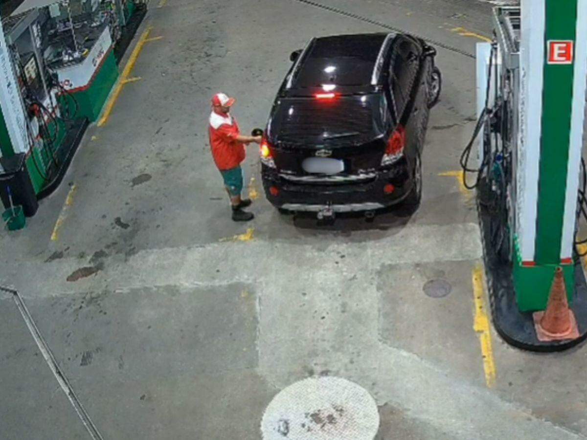Câmeras de monitoramento capturaram o momento em que o motorista foge sem pagar