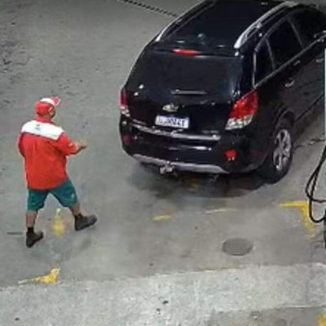 Câmeras de monitoramento capturaram o momento em que o motorista foge sem pagar
