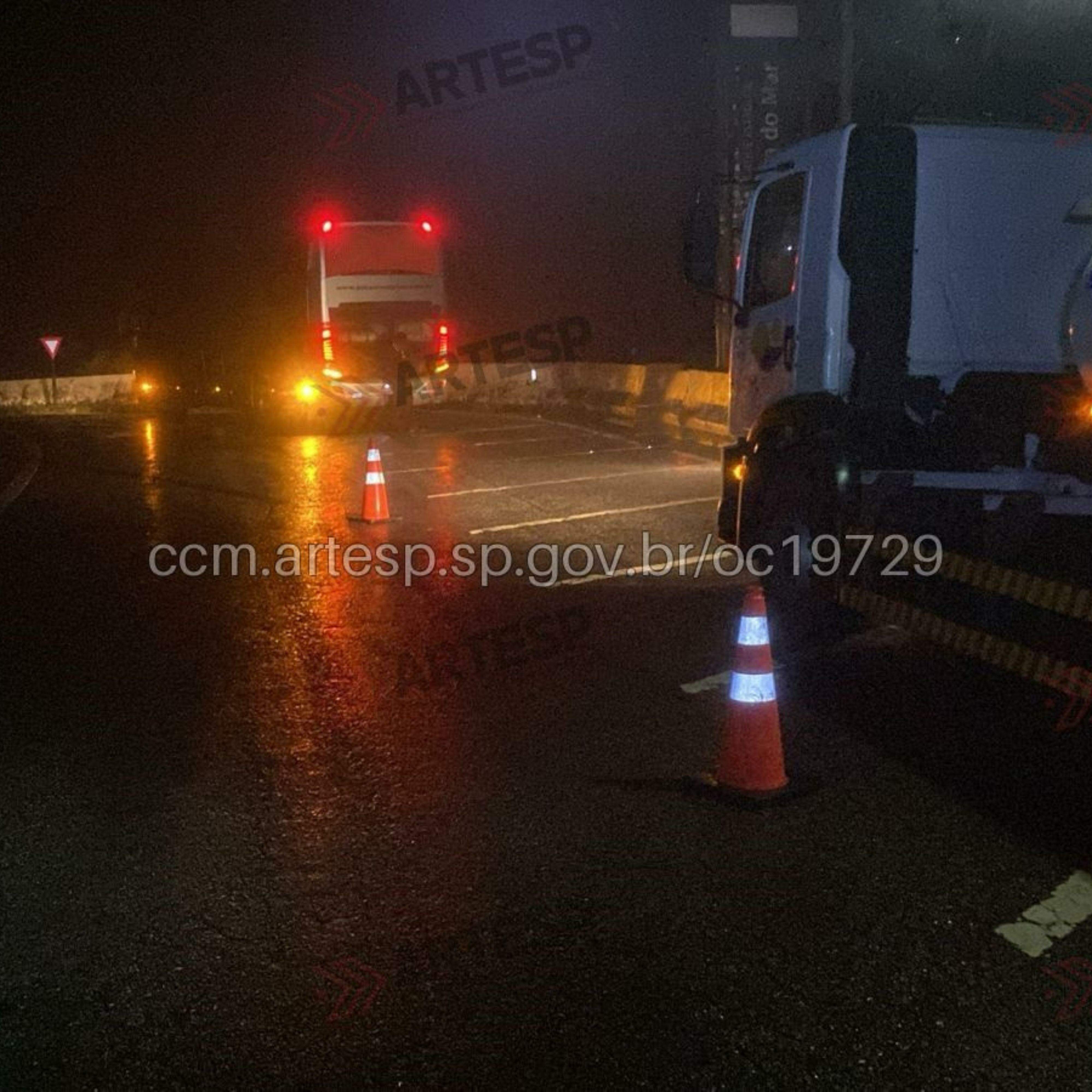 Segundo a Agência de Transporte do Estado de São Paulo (Artesp), o motorista trafegava pela estrada no sentido Bertioga, na altura do km 87, já nos limites da cidade, quando percebeu fumaça vinda do veículo