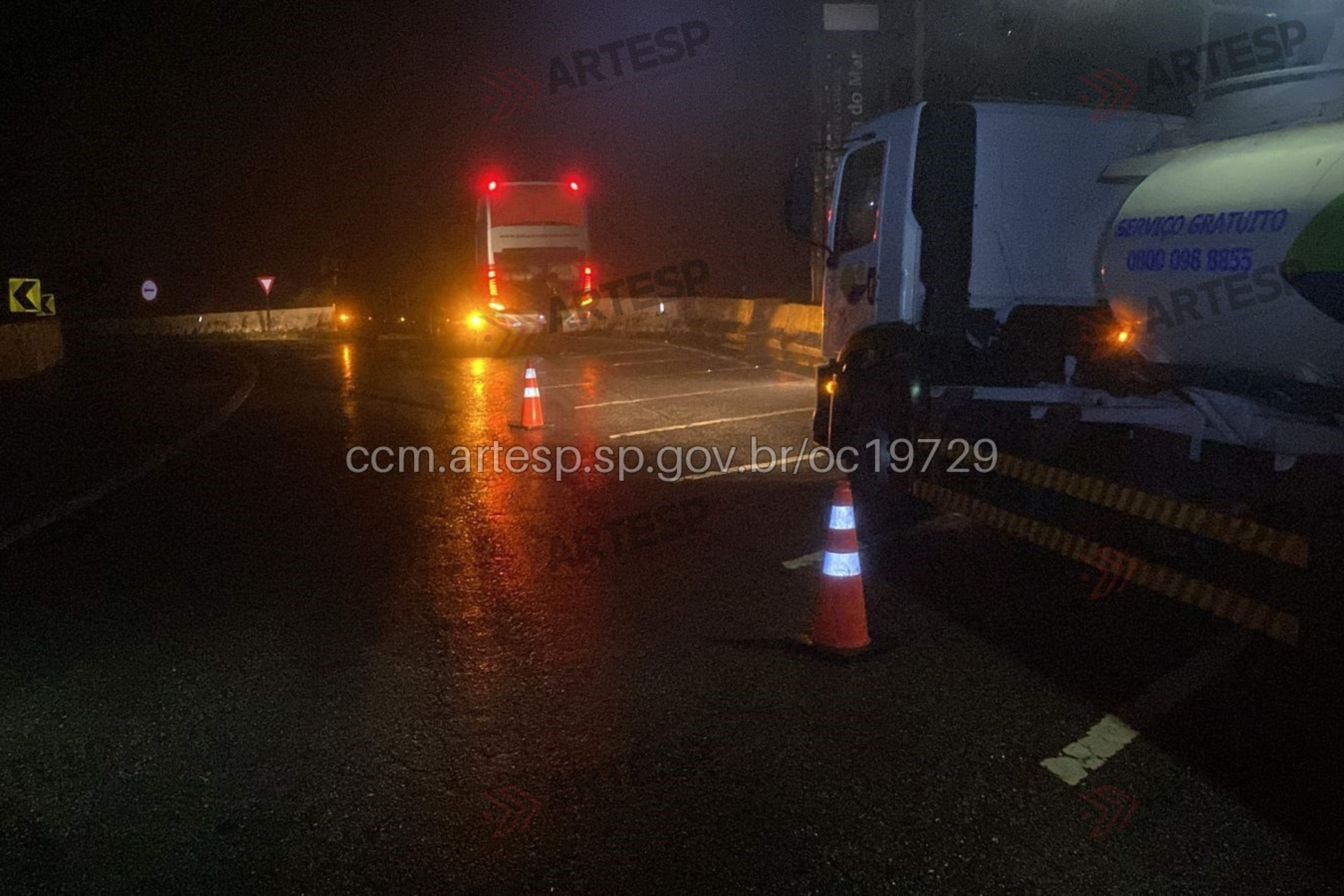 Segundo a Agência de Transporte do Estado de São Paulo (Artesp), o motorista trafegava pela estrada no sentido Bertioga, na altura do km 87, já nos limites da cidade, quando percebeu fumaça vinda do veículo