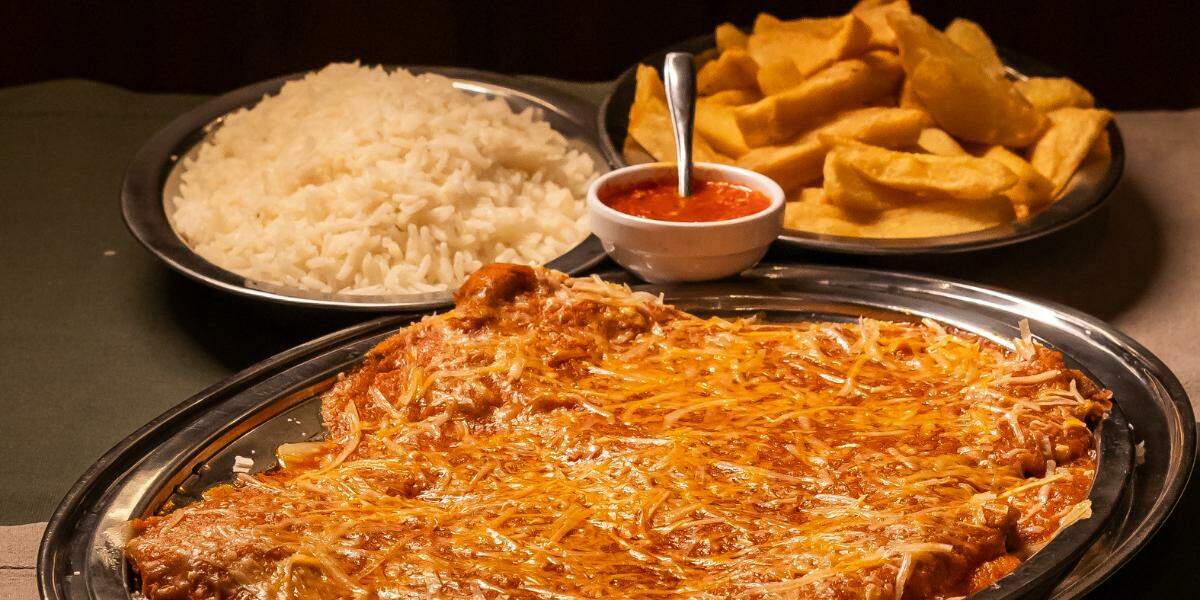 Além do tradicional filé à parmegiana, o cardápio reúne pratos típicos da culinária alemã