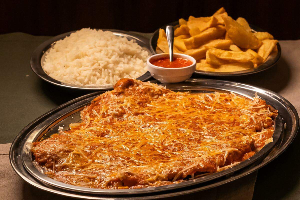 Além do tradicional filé à parmegiana, o cardápio reúne pratos típicos da culinária alemã