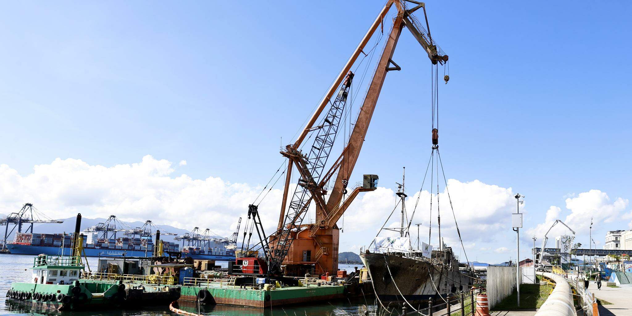 Navio, que voltou a flutuar na segunda-feira após três meses parcialmente submerso, está com amarras