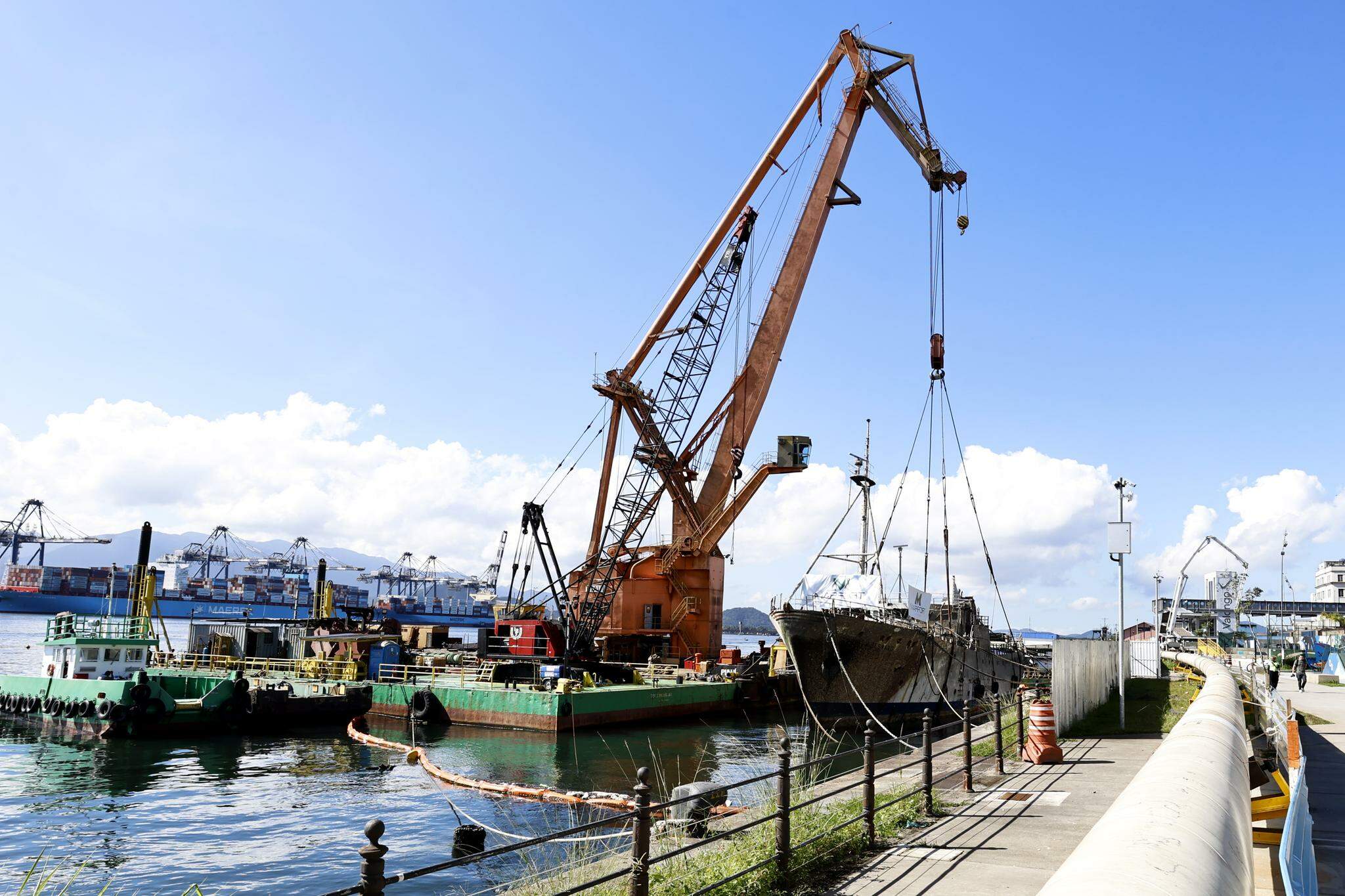 Navio, que voltou a flutuar na segunda-feira após três meses parcialmente submerso, está com amarras