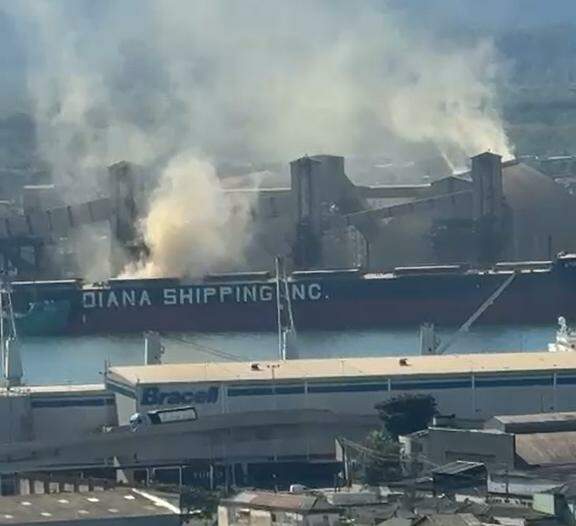 Material particulado disperso no ar durante embarque de farelo de soja no TGG