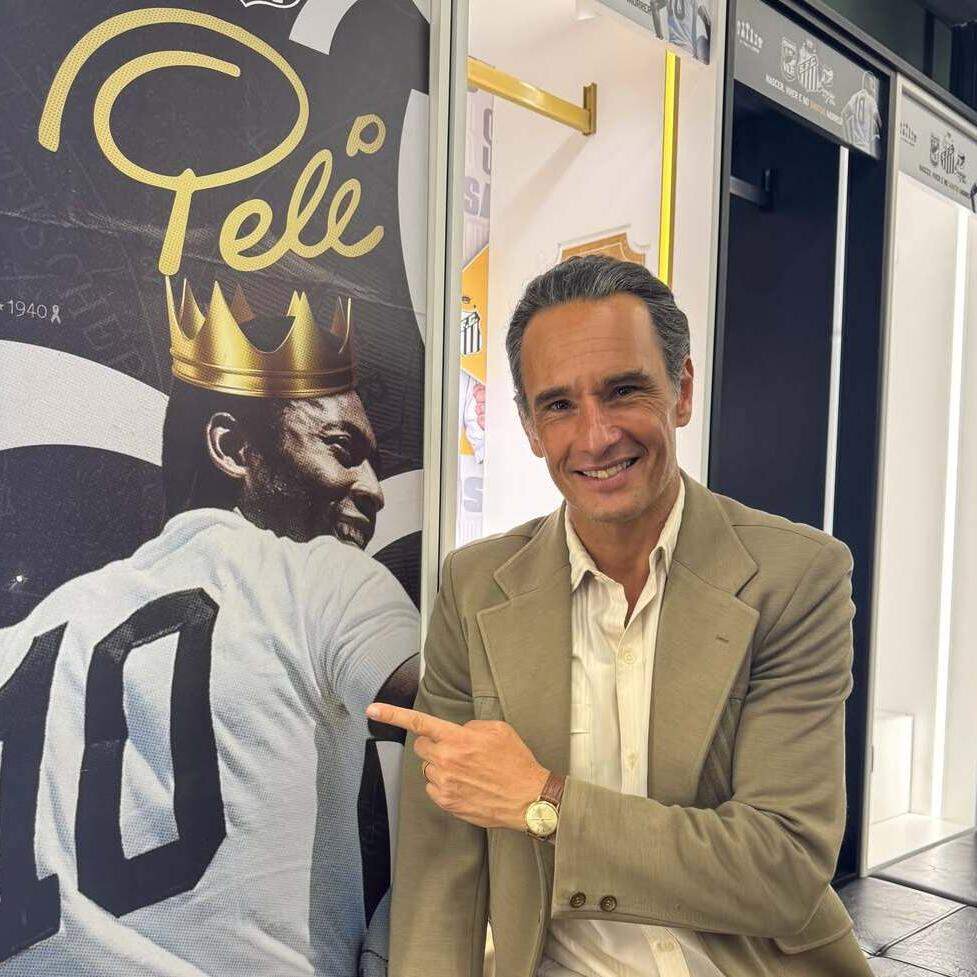 Rodrigo Santoro, que interpretou João Saldanha na série, ao lado do famoso armário do Rei, no vestiário da Vila