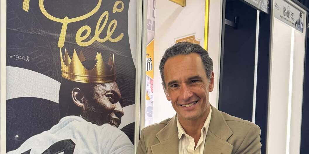 Rodrigo Santoro, que interpretou João Saldanha na série, ao lado do famoso armário do Rei, no vestiário da Vila