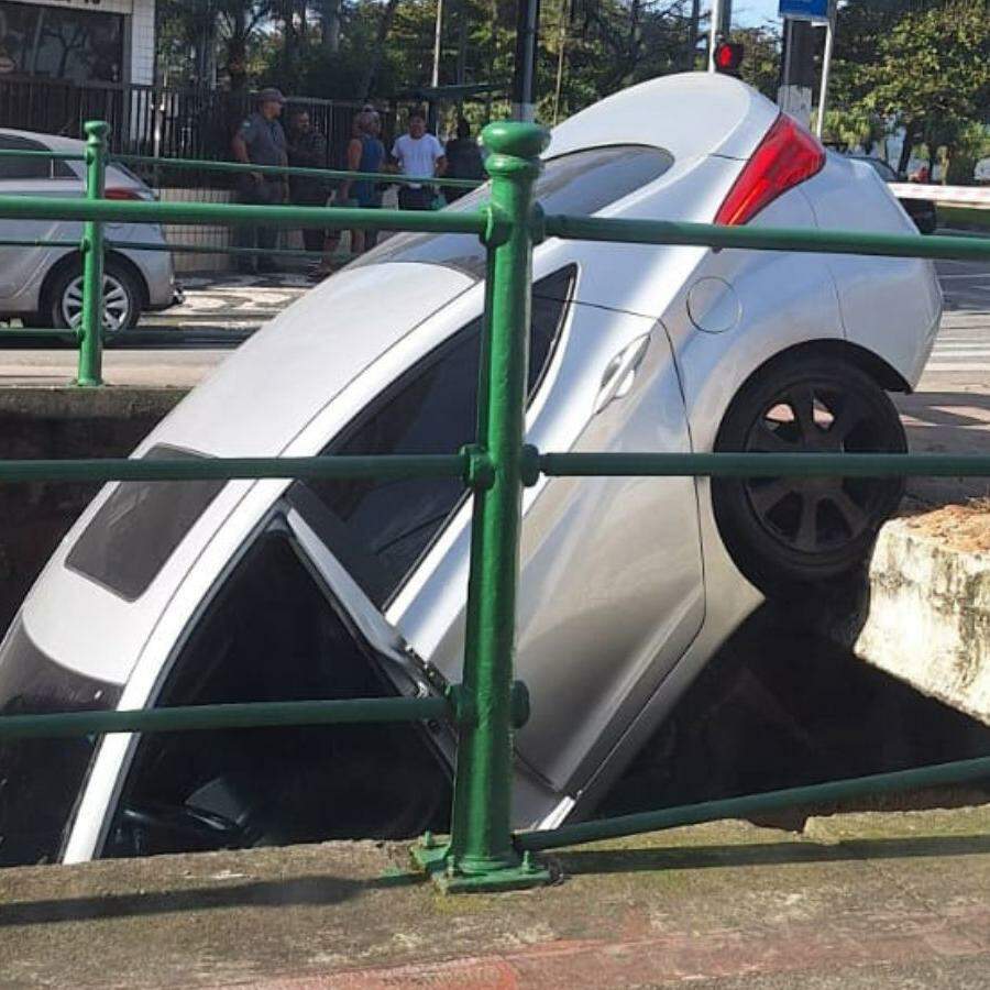 Carro colidiu em mureta ao fazer conversão