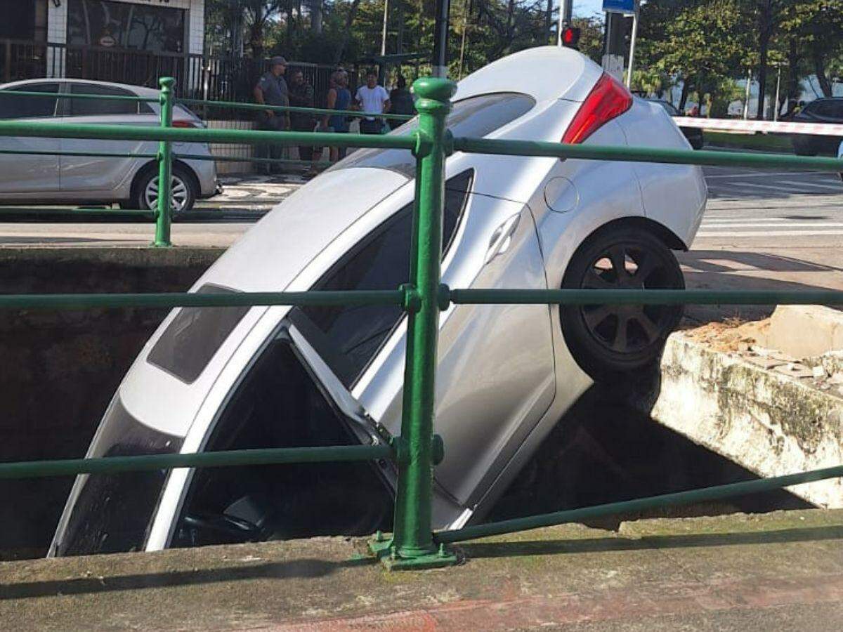 Carro colidiu em mureta ao fazer conversão