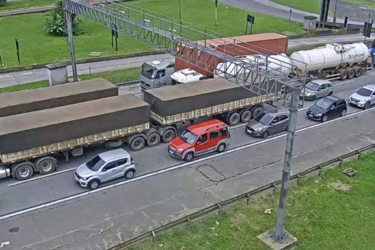 Congestionamento na Rodovia dos Imigrantes vai do km 54 ao km 45, sentido São Paulo, neste sábado (20)