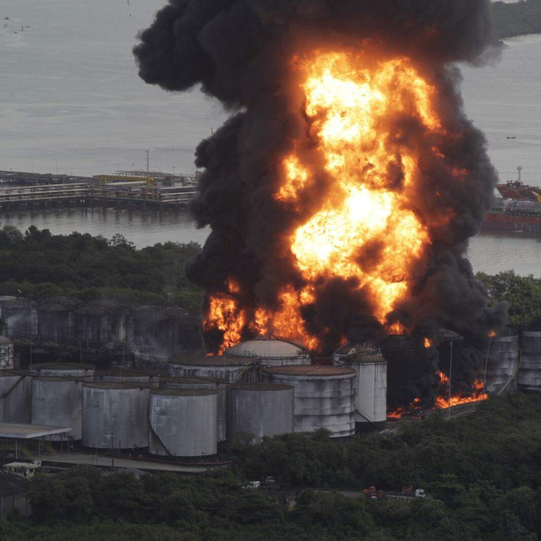 Bombeiros precisaram de oito dias para controlar o fogo. Para Cetesb, foi a maior tragédia do tipo no País