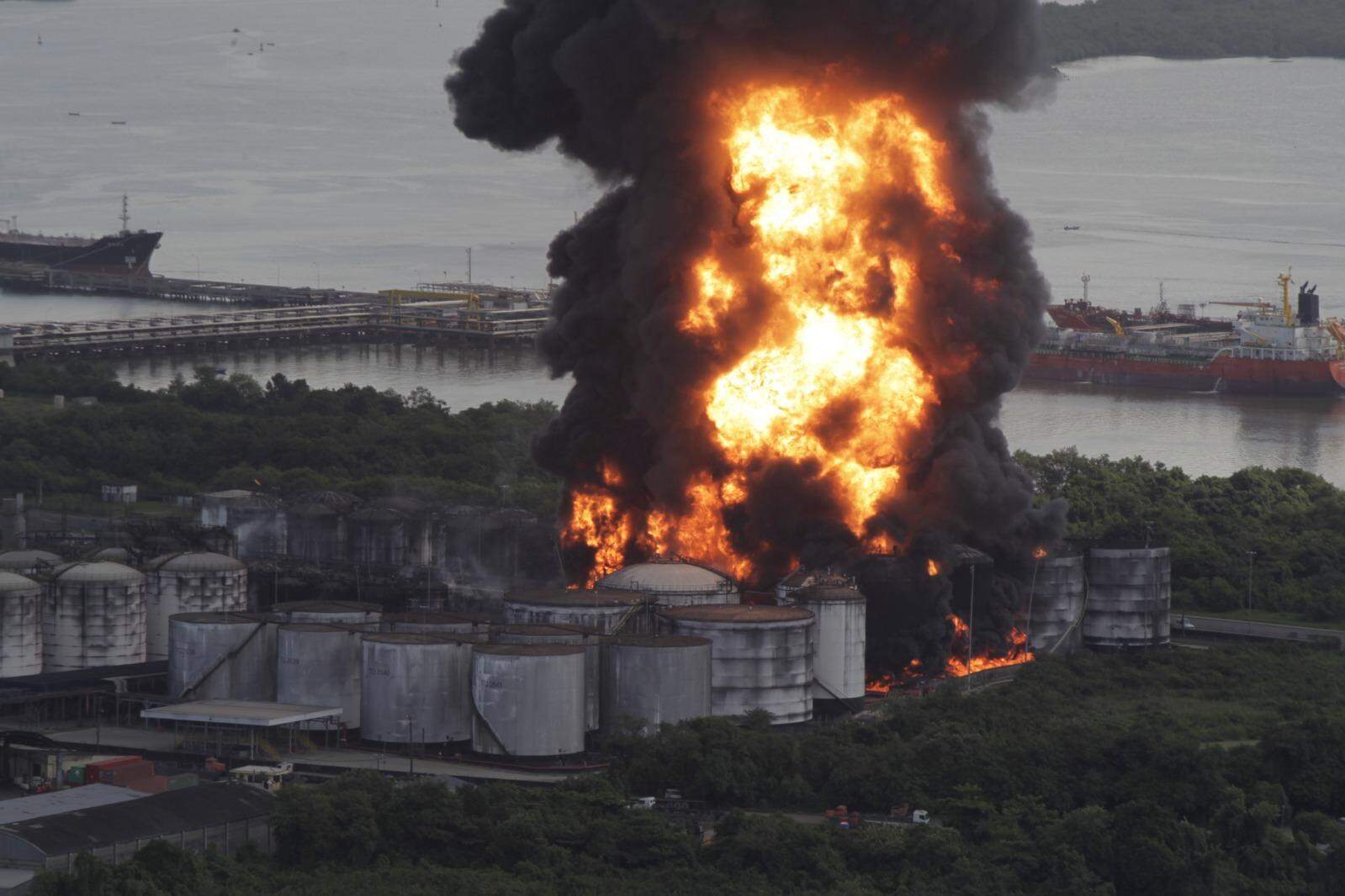 Bombeiros precisaram de oito dias para controlar o fogo. Para Cetesb, foi a maior tragédia do tipo no País