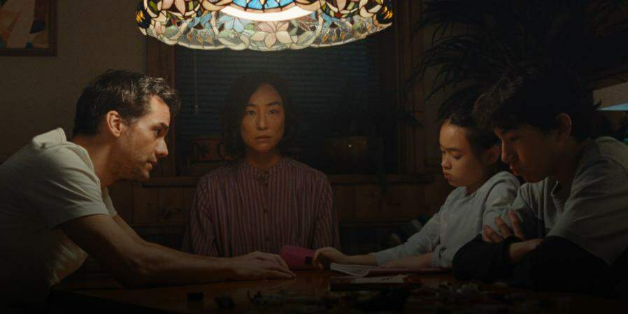 A Netflix lança em 7 de agosto o thriller de ficção científica A Última Casa, com Wagner Moura e Greta Lee