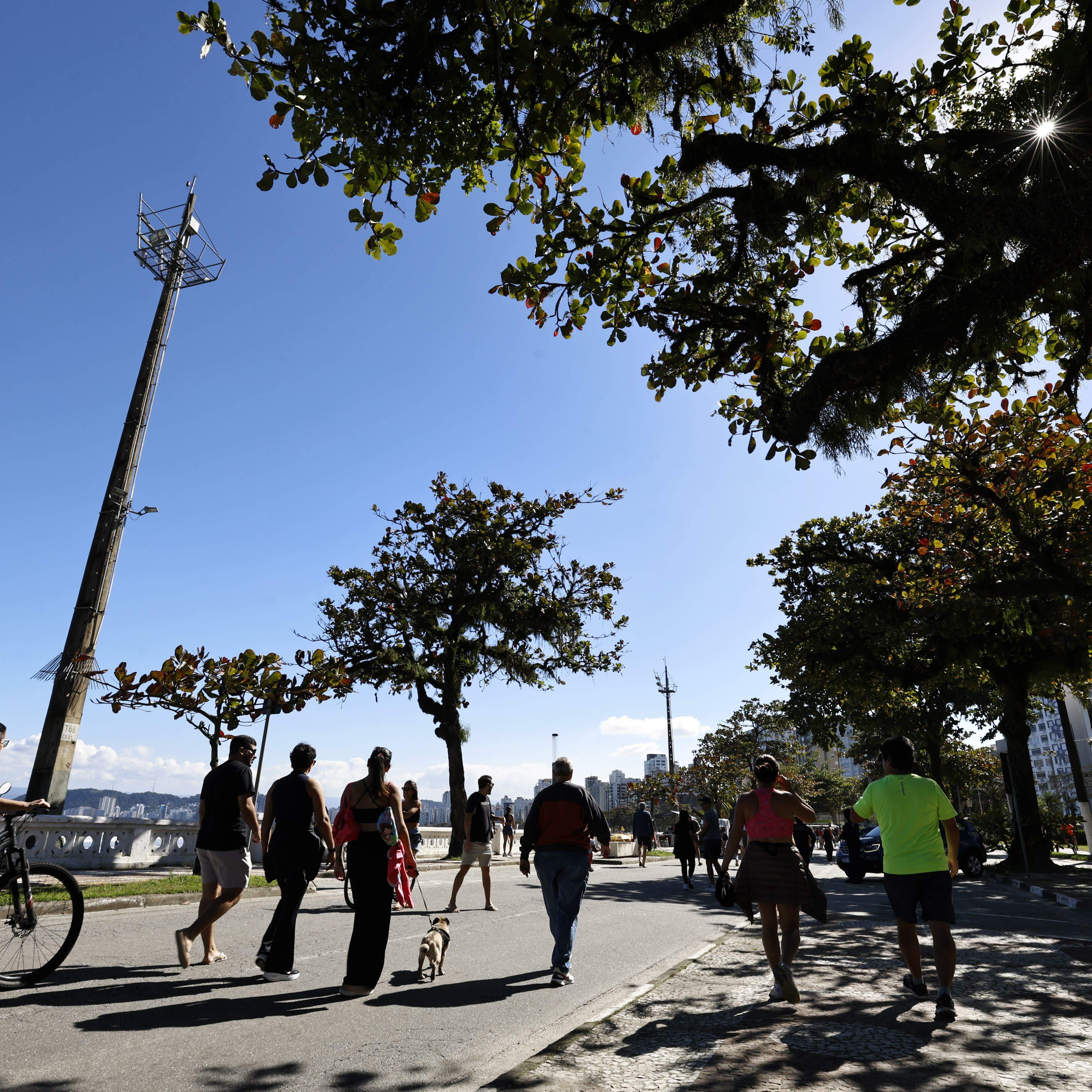 Muitos santistas aproveitaram para passear e praticar esportes