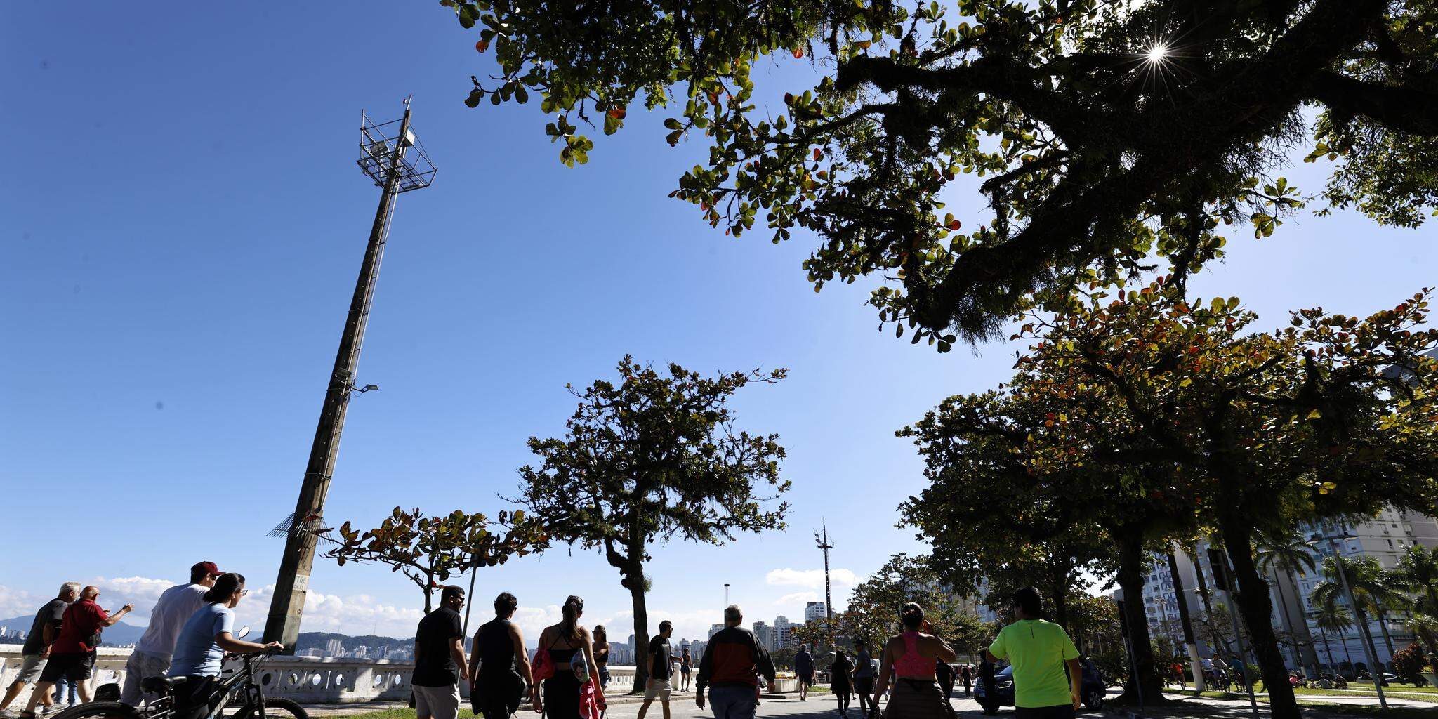 Muitos santistas aproveitaram para passear e praticar esportes