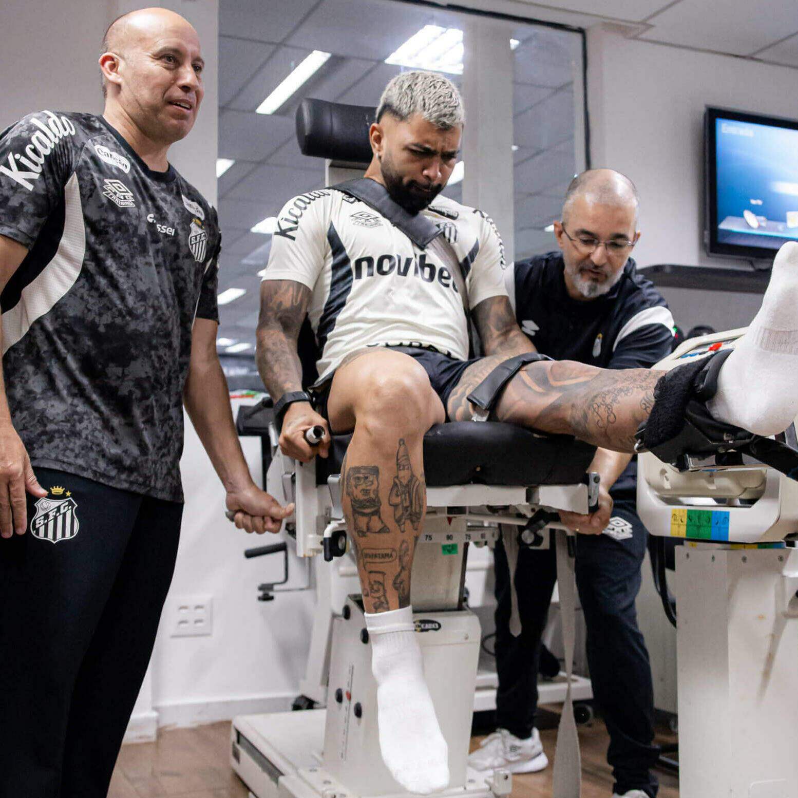 O atacante Gabigol executa teste de força e potência na academia do CT Rei Pelé