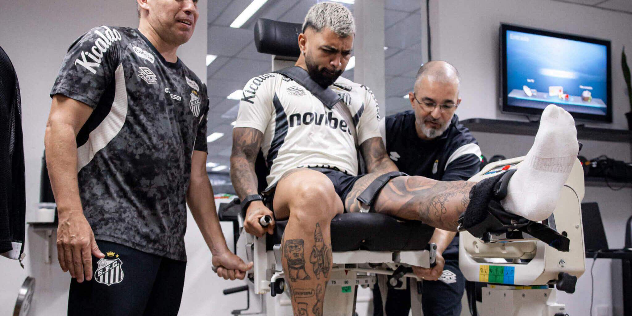 O atacante Gabigol executa teste de força e potência na academia do CT Rei Pelé