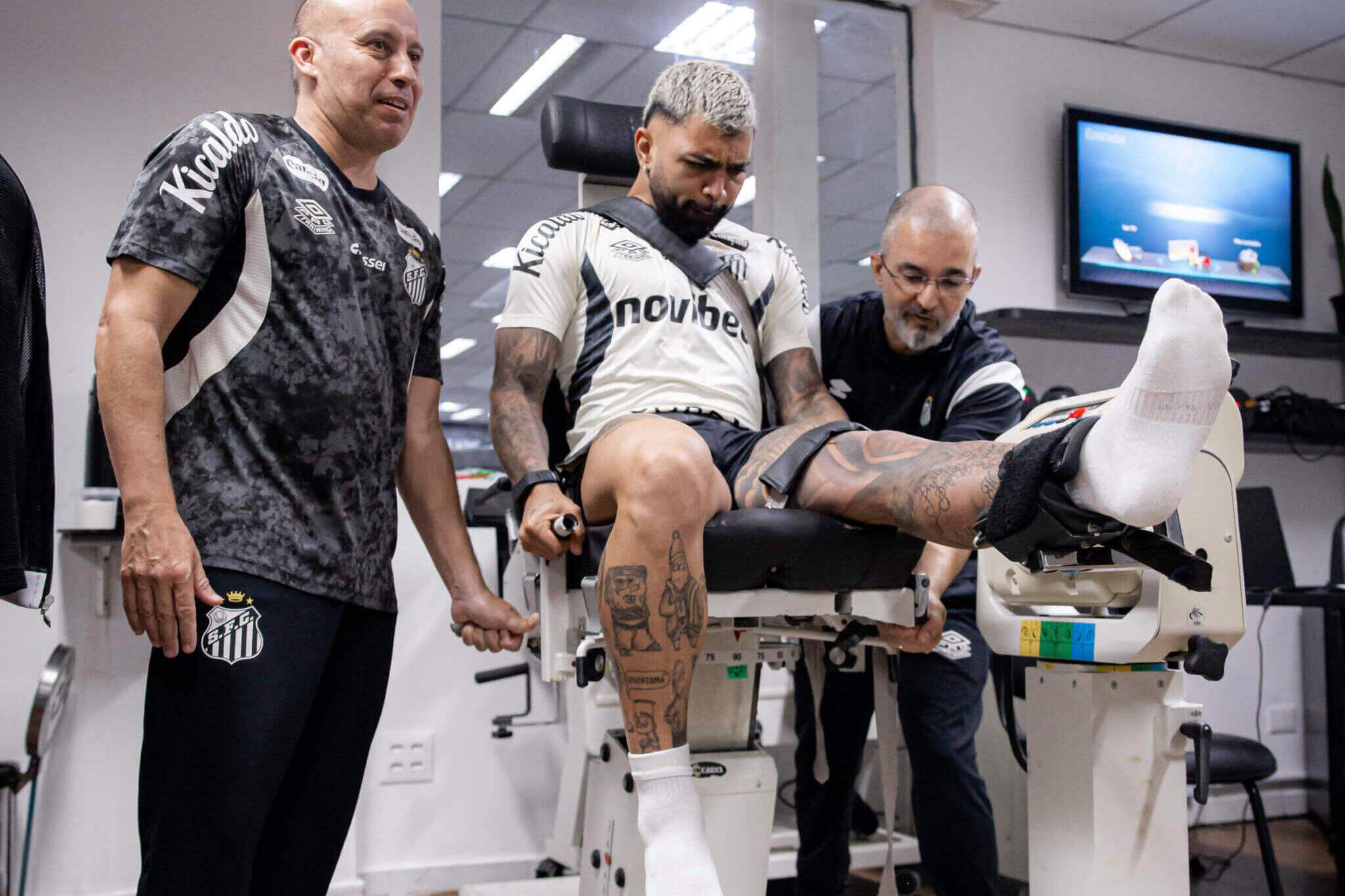 O atacante Gabigol executa teste de força e potência na academia do CT Rei Pelé