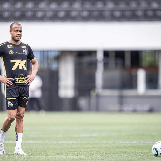 Com vínculo até o fim de 2027, o lateral-direito Mayke não faz mais parte dos planos do Santos