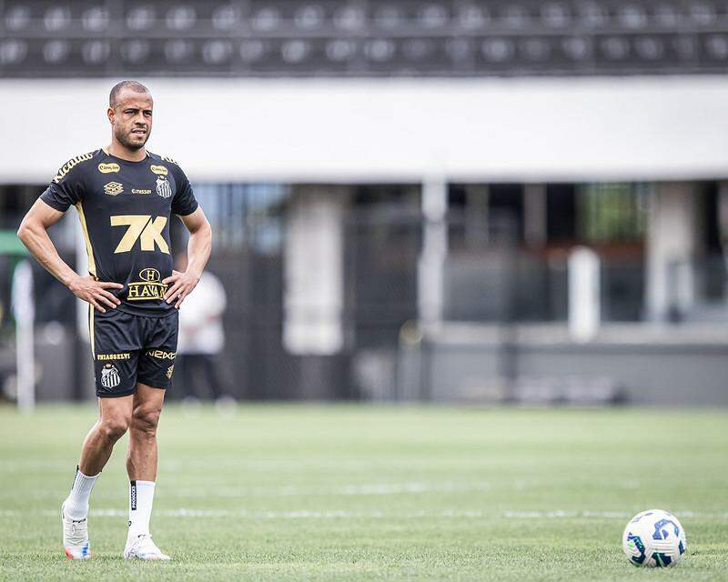 Com vínculo até o fim de 2027, o lateral-direito Mayke não faz mais parte dos planos do Santos