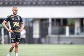 Com vínculo até o fim de 2027, o lateral-direito Mayke não faz mais parte dos planos do Santos