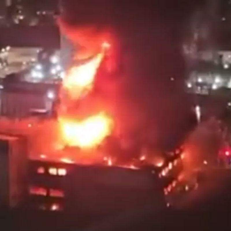 Incêndio de grandes proporções atinge galpões de autopeças na Lapa, zona oeste de SP