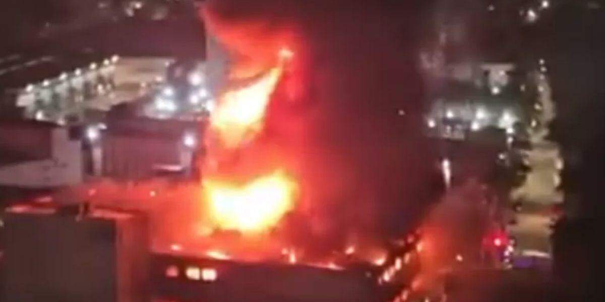 Incêndio de grandes proporções atinge galpões de autopeças na Lapa, zona oeste de SP