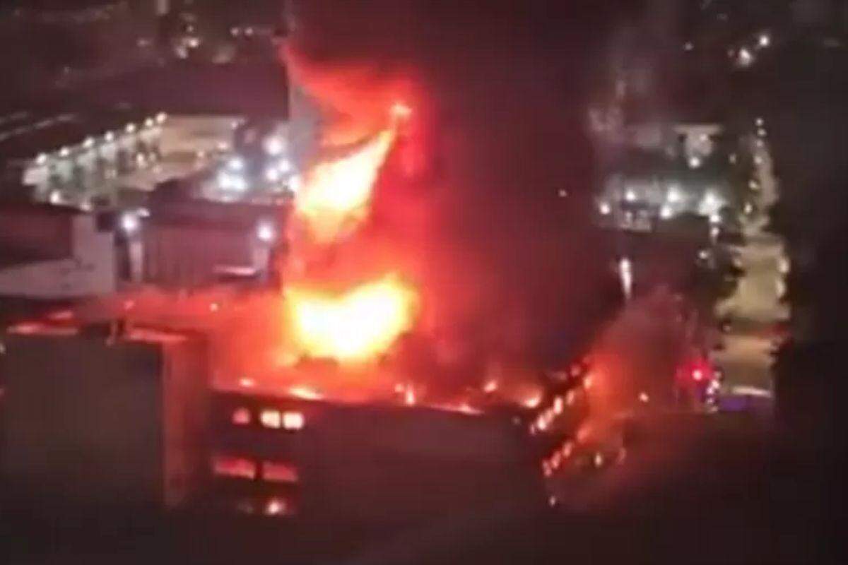 Incêndio de grandes proporções atinge galpões de autopeças na Lapa, zona oeste de SP