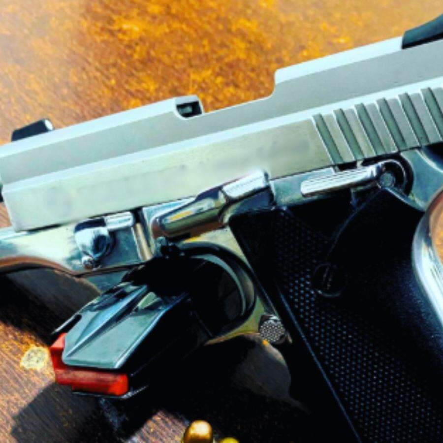 Homem tinha um coldre e mulher estava com uma pistola