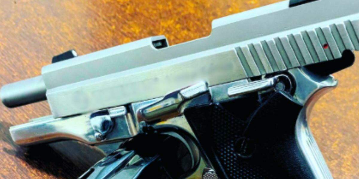 Homem tinha um coldre e mulher estava com uma pistola