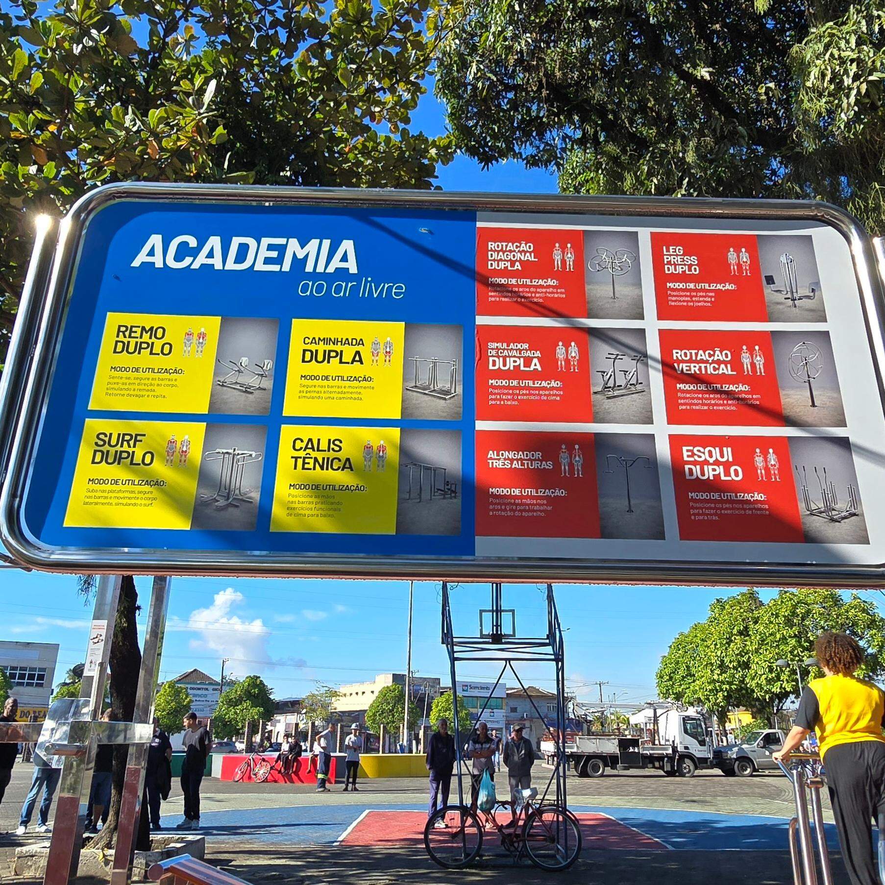 A academia gratuita foi inaugurada em praça de Guarujá