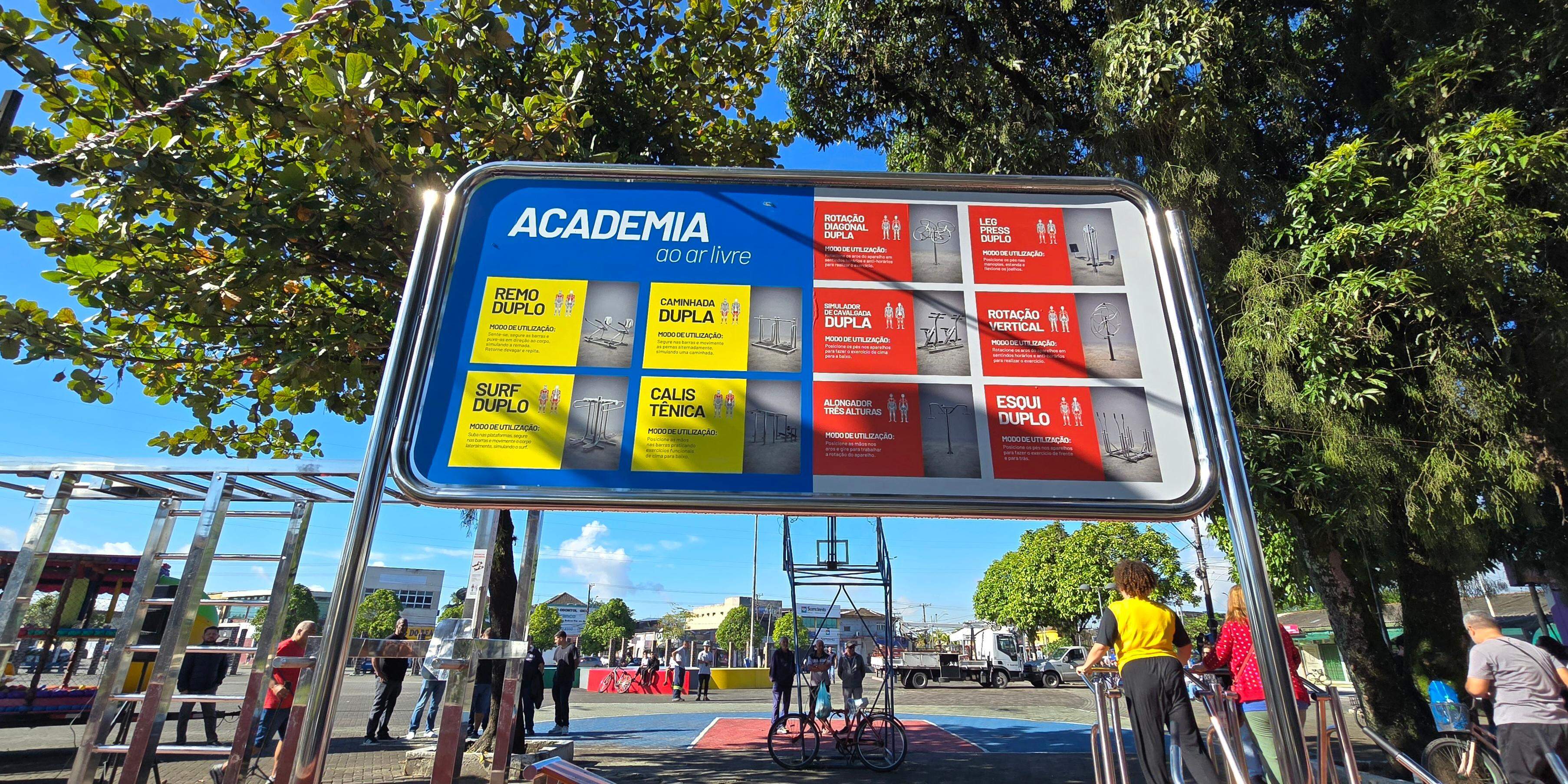 A academia gratuita foi inaugurada em praça de Guarujá